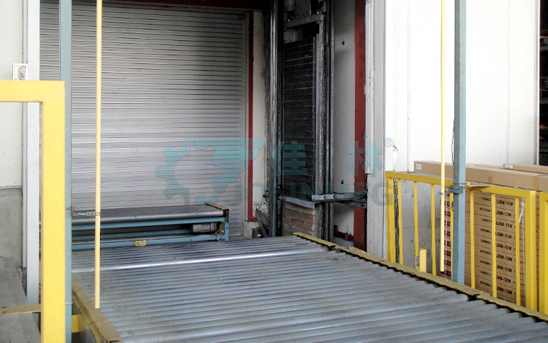 垂直提升機(jī)